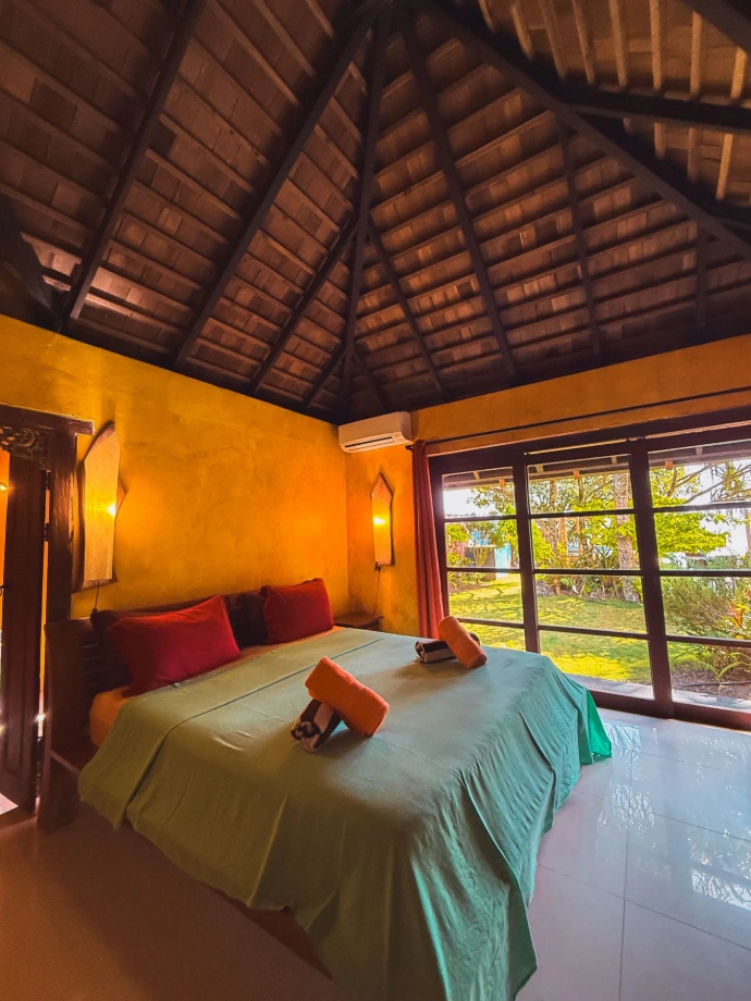 Master bedroom with king-size bed at Villa Hotu, Villa Mitirapa