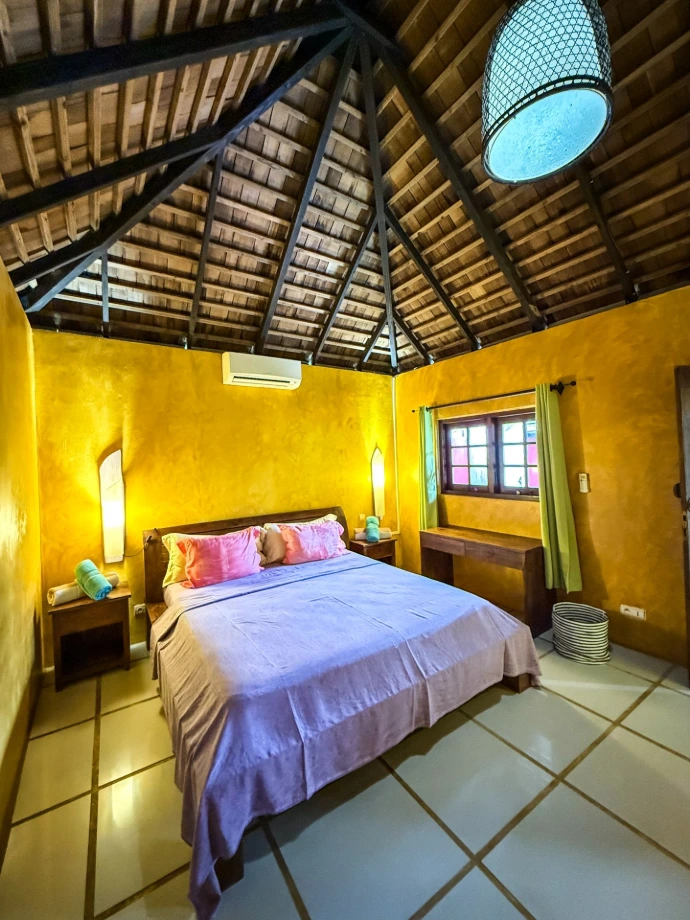 Guest bedroom with king-size bed at Villa Tamanu, Villa Mitirapa